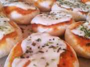 Una foto de pizzetas con levadura fresca