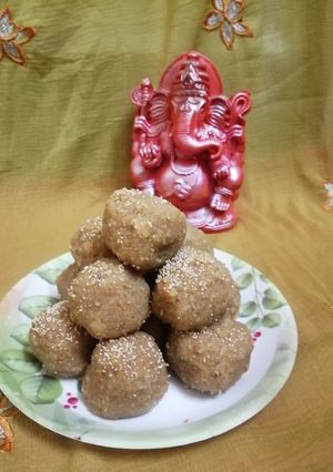 ચૂરમાં ના લાડુ (Churma Ladoo Recipe In Gujarati) રેસીપી મુખ્ય ફોટો