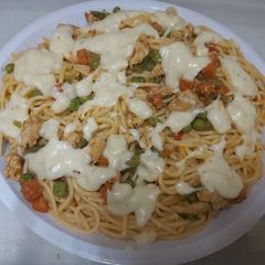 Chicken noodles with white sauce A picture of Chicken noodles with white sauce.