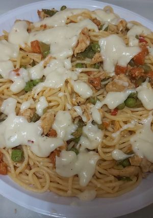 A picture of Chicken noodles with white sauce.