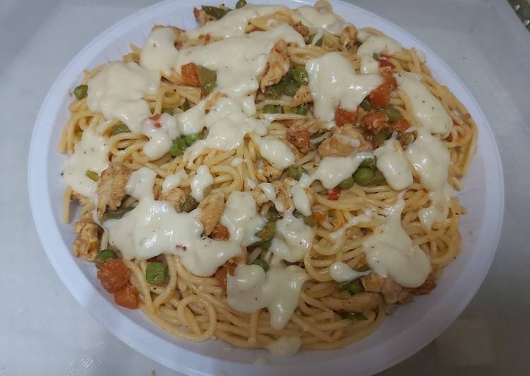 Chicken noodles with white sauce