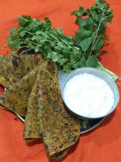 ફુદીના કોથમીર થેપલા (Pudina Coriander Thepla Recipe In Gujarati) રેસીપી મુખ્ય ફોટો