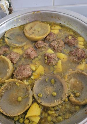 Une photo de Tajine boulettes pomme de terre petits pois et fond d'artichaut