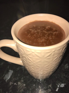 Una foto de Chocolate caliente casero (ligero sin azúcar refinado)