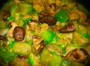 Hình của món Mướp xào nấm đông cô.