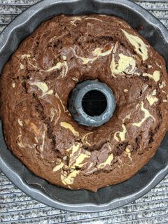 Una foto de Queque de plátano y chocolate marmoleado con queso crema