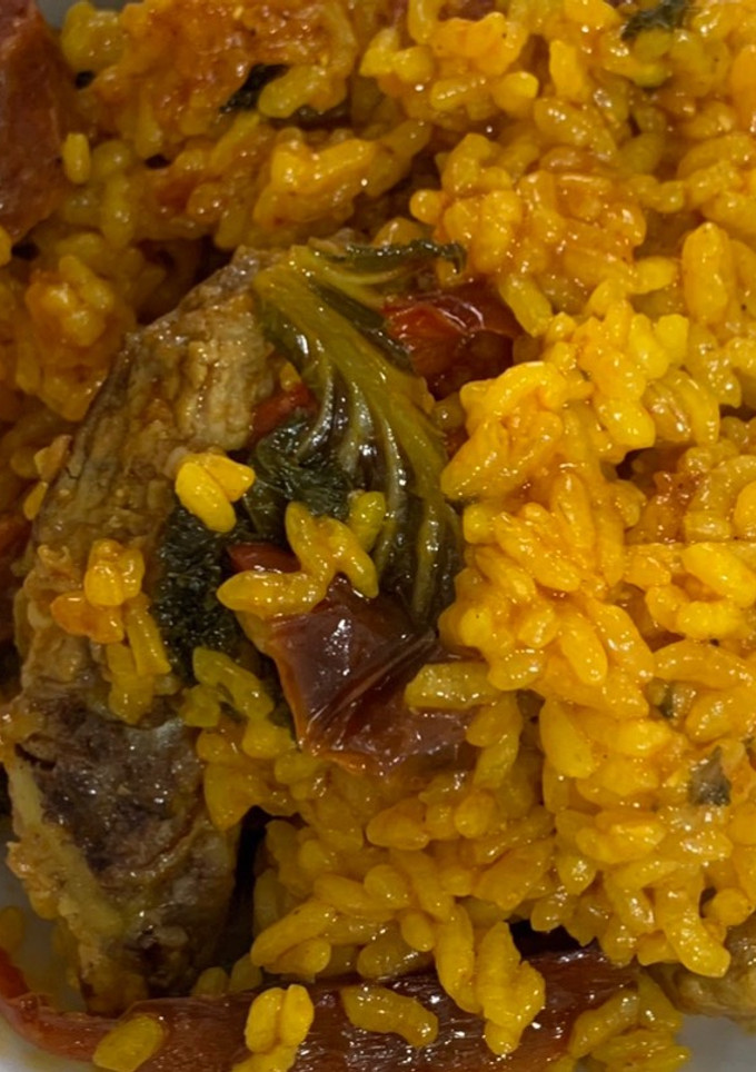 Una foto de Arroz con costillas