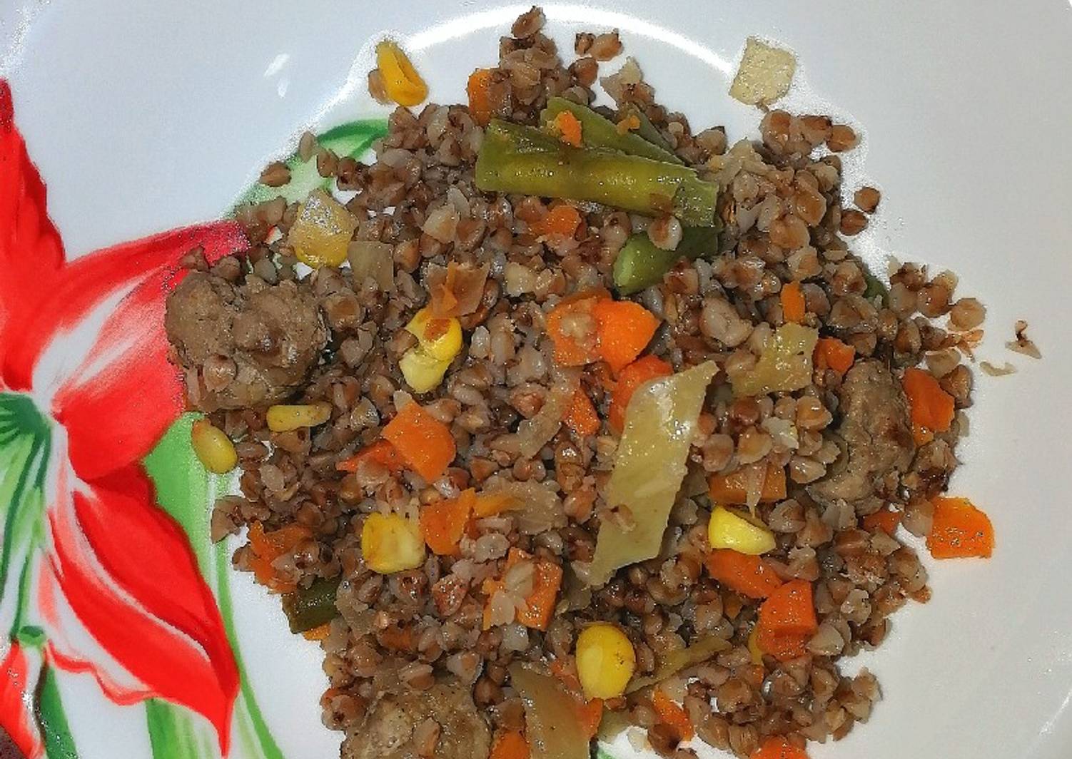 Гречка с запеченными овощами. Гречка с овощами. Гречка с овощами и фрикадельками. Гречка с фаршем и овощами. Гречка с вареными овощами.