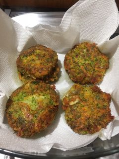 Una foto de Tortitas de brócoli, zanahoria y papa