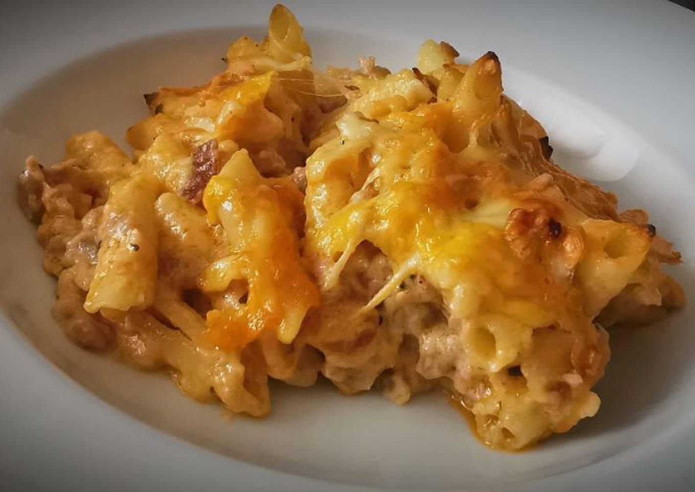 Macarrones con carne picada y bechamel, gratinados en el horno