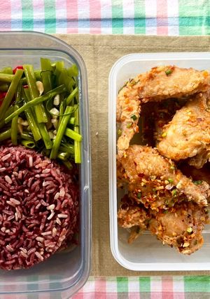 รูปของ เมนูข้าวกล่อง🍚น่องไก่ทอดคลุกซอสสามรสพริกกระเทียม🧄🌶️ผัดผักบุ้ง🥬🌶️