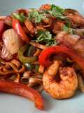 Wok de fideos japoneses (udon noodles) (うどん) con langostinos al curry