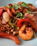 Wok de fideos japoneses (udon noodles) (うどん) con langostinos al curry