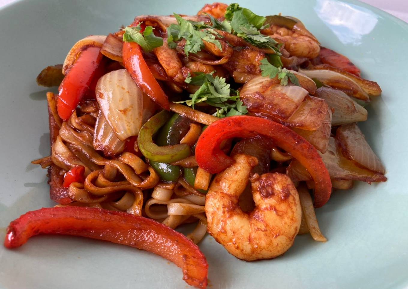 Wok de fideos japoneses (udon noodles) (うどん) con langostinos al curry