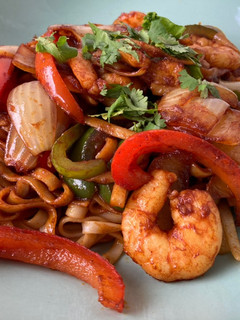 Una foto de Wok de fideos japoneses (udon noodles) (うどん) con langostinos al curry