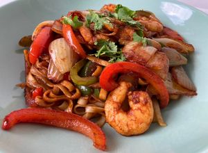 Foto principal de Wok de fideos japoneses (udon noodles) (うどん) con langostinos al curry
