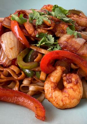 Una foto de Wok de fideos japoneses (udon noodles) (うどん) con langostinos al curry