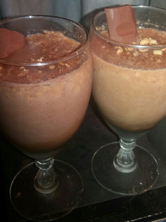 Una foto de Chocoflan casero en copas