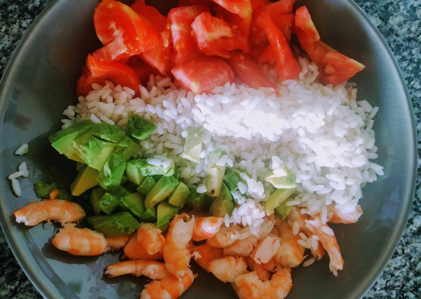 Bowl o ensalada de arroz, gambas, aguacate y tomate