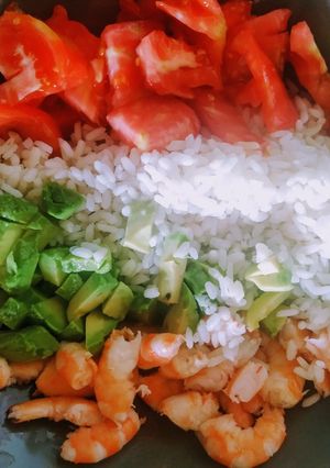 Foto principal de Bowl o ensalada de arroz, gambas, aguacate y tomate