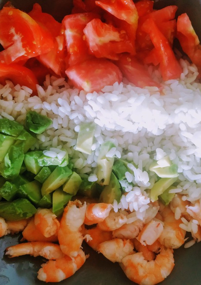 Una foto de Bowl o ensalada de arroz, gambas, aguacate y tomate