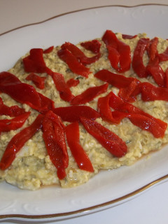 Una foto de Ensaladilla de guisantes, anchoas, queso y pimientos del piquillo