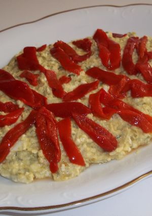 Foto principal de Ensaladilla de guisantes, anchoas, queso y pimientos del piquillo