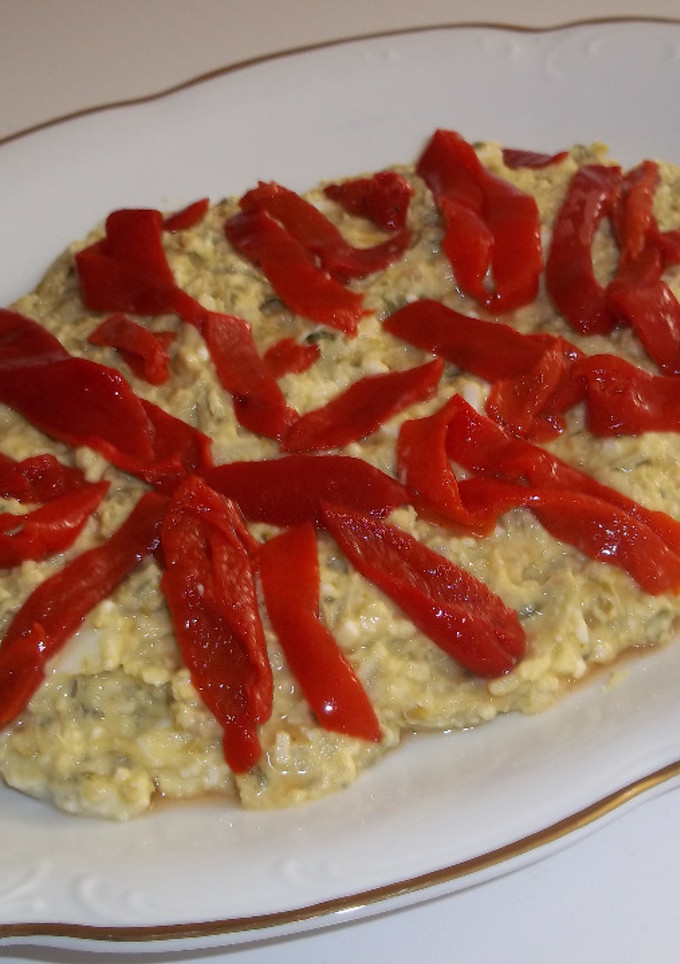 Una foto de Ensaladilla de guisantes, anchoas, queso y pimientos del piquillo