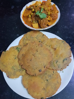 बाजरा मेथी की मसाले वाली पूरी रेसिपी मुख्य फोटो