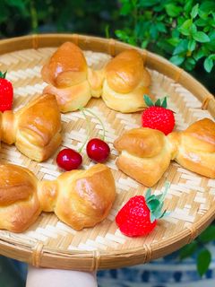 Hình của món Bánh mì bơ sữa tạo hình nơ.