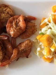 Una foto de Camarones al jengibre y ensalada de mango