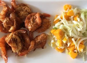 Una foto de Camarones al jengibre y ensalada de mango