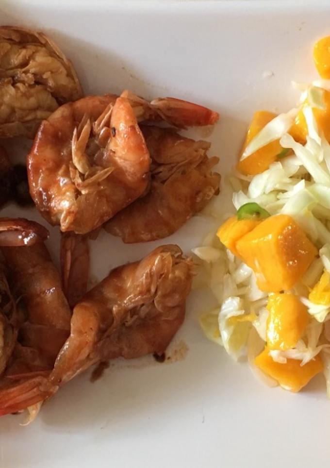 Una foto de Camarones al jengibre y ensalada de mango