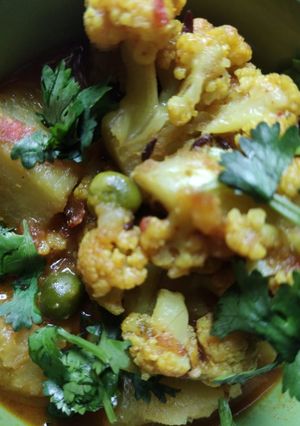 ফুলকপির ডালনা (Fulkopir dalna recipe in Bengali) রেসিপির প্রধান ছবি