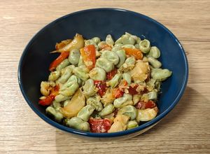 Una foto de Cocina simple: habitas con pimiento rojo y bacalao