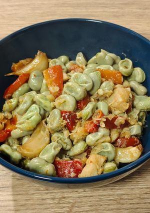 Una foto de Cocina simple: habitas con pimiento rojo y bacalao