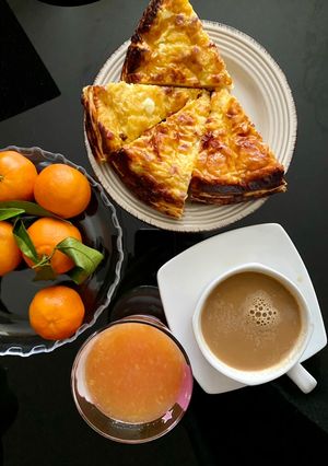 O poză a rețetei Plăcintă cu 3 feluri de brânză, bacon și tortilla.