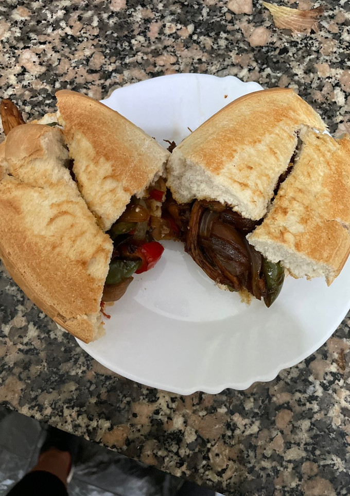 Una foto de Bocadillo de verduras y pollo