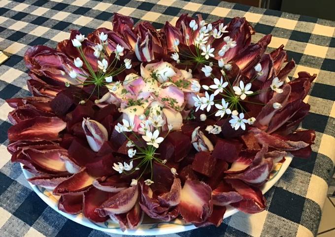 Salade d endives rouges aux betteraves et fleurs d ail triquetre