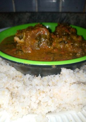 A picture of Rice& wheat granules with sorrel soup. (#biski da miyar yakuwa).