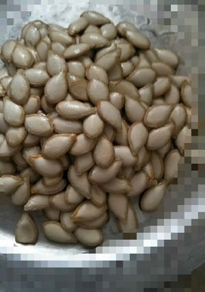 A picture of Fried pumpkin seeds.