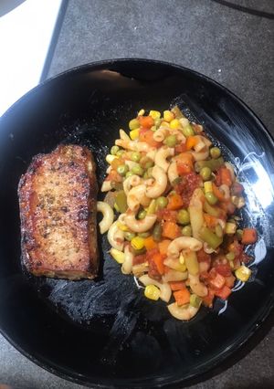 Una foto de Medallónes de cerdo con verduras congeladas y macarrones