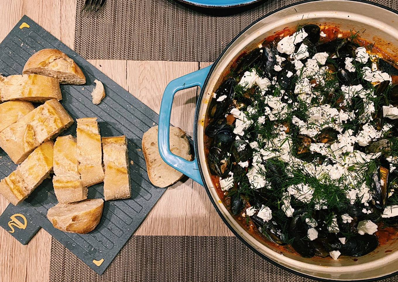 Spicy tomato mussels with feta: Mydia Saganaki ♥️