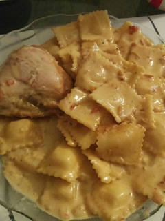 Una foto de Ravioles con salsa de pollo y crema