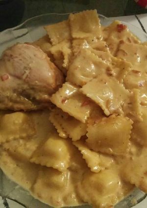 Una foto de Ravioles con salsa de pollo y crema