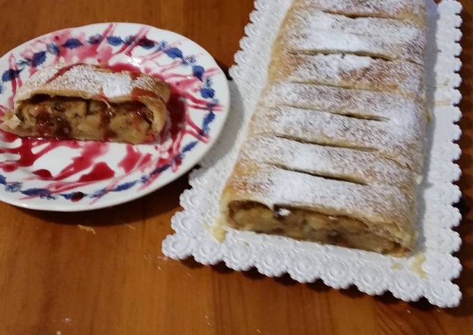 Modo semplice a Preparare Perfetto Strudel di mele cotte, biscotti e uvetta