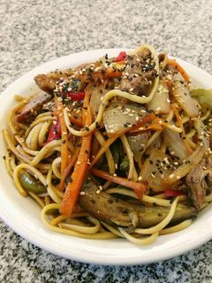 Una foto de Fideos salteado con verduras, carne y salsa de soja