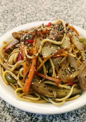 Una foto de Fideos salteado con verduras, carne y salsa de soja