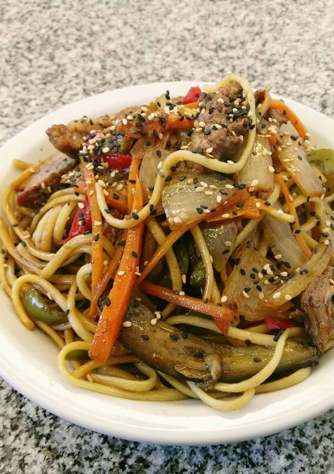 Una foto de Fideos salteado con verduras, carne y salsa de soja