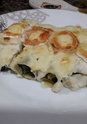 Una foto de Canelones de espinacas, atún y gambas